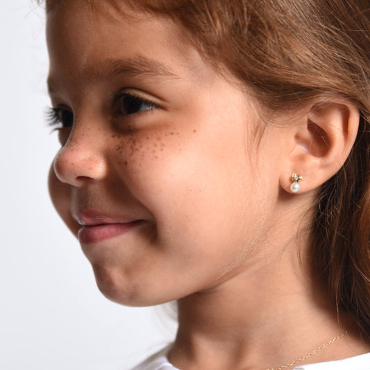 أقراط على شكل زهرة مع لؤلؤ وألماس